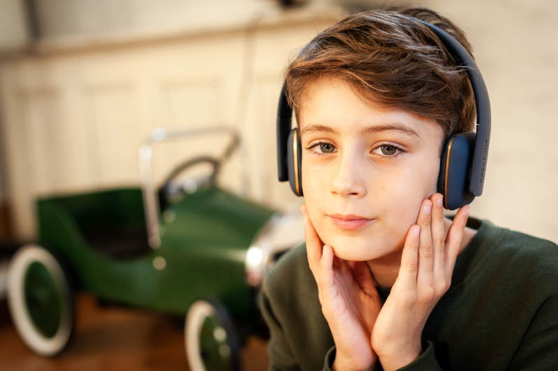 Dolby Mood Junge quer Kopfhoerer