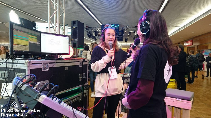 afk M94 5 mobiles trimediales Studio 1 EN